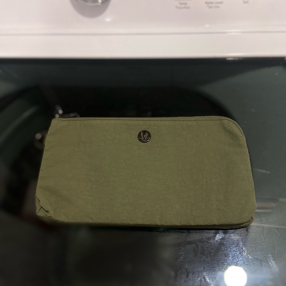 Lululemon - 2 Zipper compartment Wallet - Olive Green